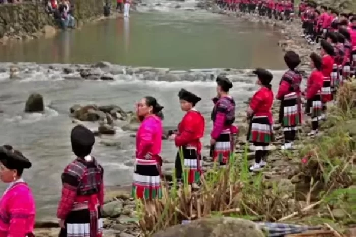 Para gadis berambut panjang ini punya kebiasaan keramas beramai-ramai di sungai. (Foto: Tangkapan layar dari Channel YouTube Bicara Fakta.)