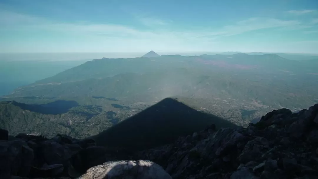 Puncak gunung terbaik di Flores NTT ada di sini, berikut ini informasinya. (Foto: Ignas Kunda)