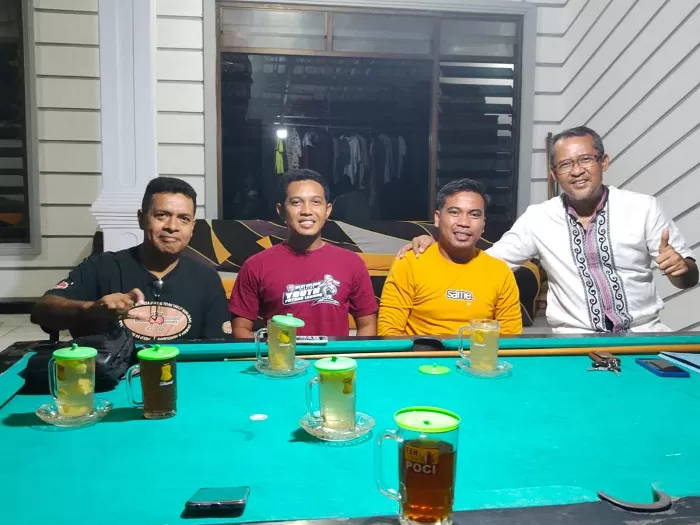 John Lobo bersama teman-temannya