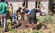 Mahasiswa KKN Demonstrasi Pembuatan Pupuk Bokasi di Golo Ndoal Mabar NTT