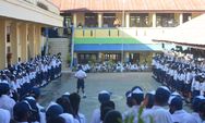 SMPN 2 Ende Sambut Kepsek Baru dengan Pengalungan dan Tarian