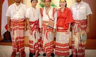 Gubernur Laiskodat Pamer Foto Keluarga Kenakan Kain Tenun Asal Lelogama Kupang 