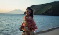 Luna Maya Unggah Foto Sexy di Pink Beach Labuan Bajo, Netizen : Cewek Ini Ko Cantiknya Gak Pernah Pudar Ya!