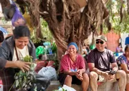 Adrianus Garu Beli Sayur di Pasar saat Bertemu Para Pedagang di Labuan Bajo