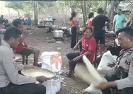 Momen Terpuji Anggota Polres Sikka Menampi Beras di Posko Bantuan Korban Lewotobi Flotim