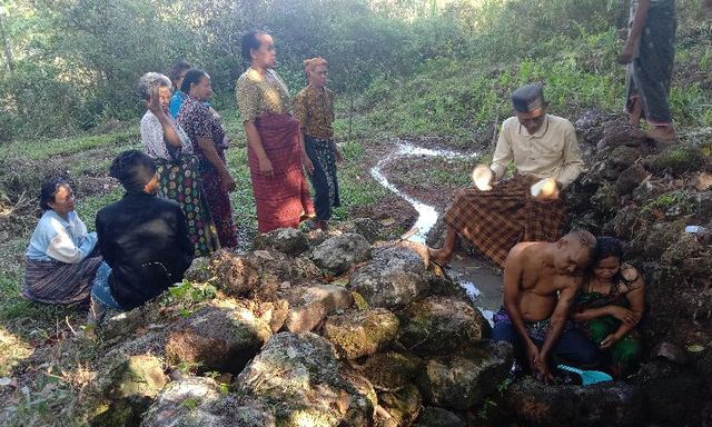 Wisata Budaya Unik di Labuan Bajo NTT, Usai Bulan Madu Tiga Hari Pengantin Baru Wajib Mandi di Mata Air Umum