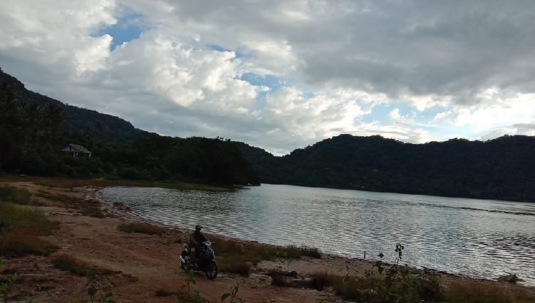 Ada 2 danau unik di Pulau Bunga NTT, agak aneh tetapi nyata.