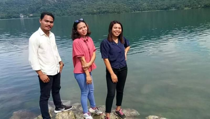 Para wisatawan lokal Manggarai Barat berpose di Danau Sano Nggoang (Feliks Janggu )