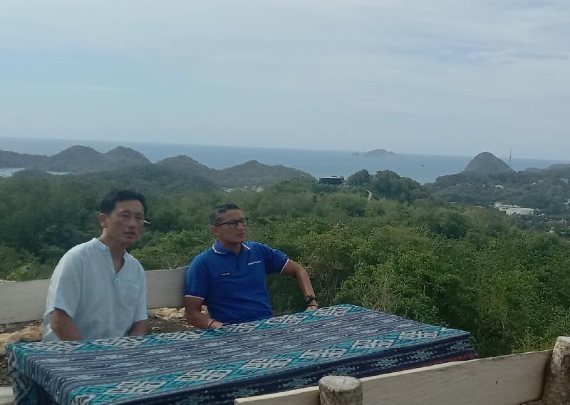 Menteri Pariwisata dan Ekonomi Kreatif Sandiaga Uno bersama Menteri Kesehatan Singapura Ong Ye Kung (Feliks Janggu)