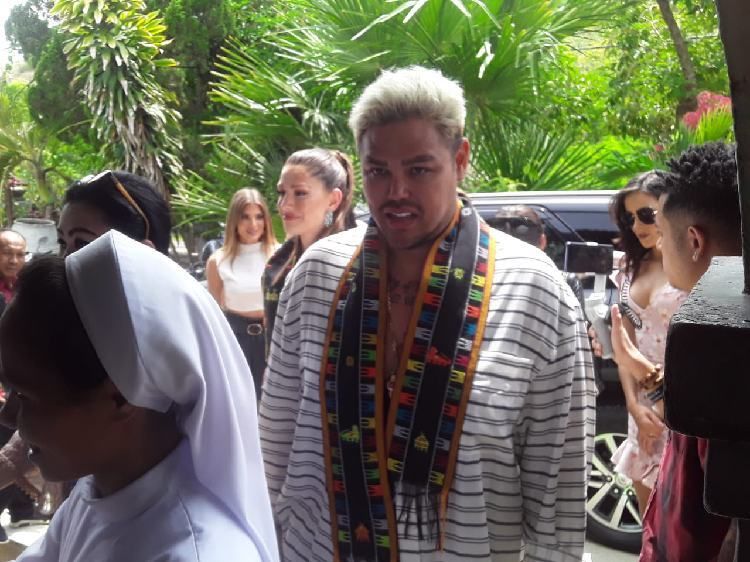 Artis Ivan Gunawan saat mengunjungi Panti Asuhan Binongko Labuan Bajo, Senin (31/10/2025) (Kliklabuanbajo.id)