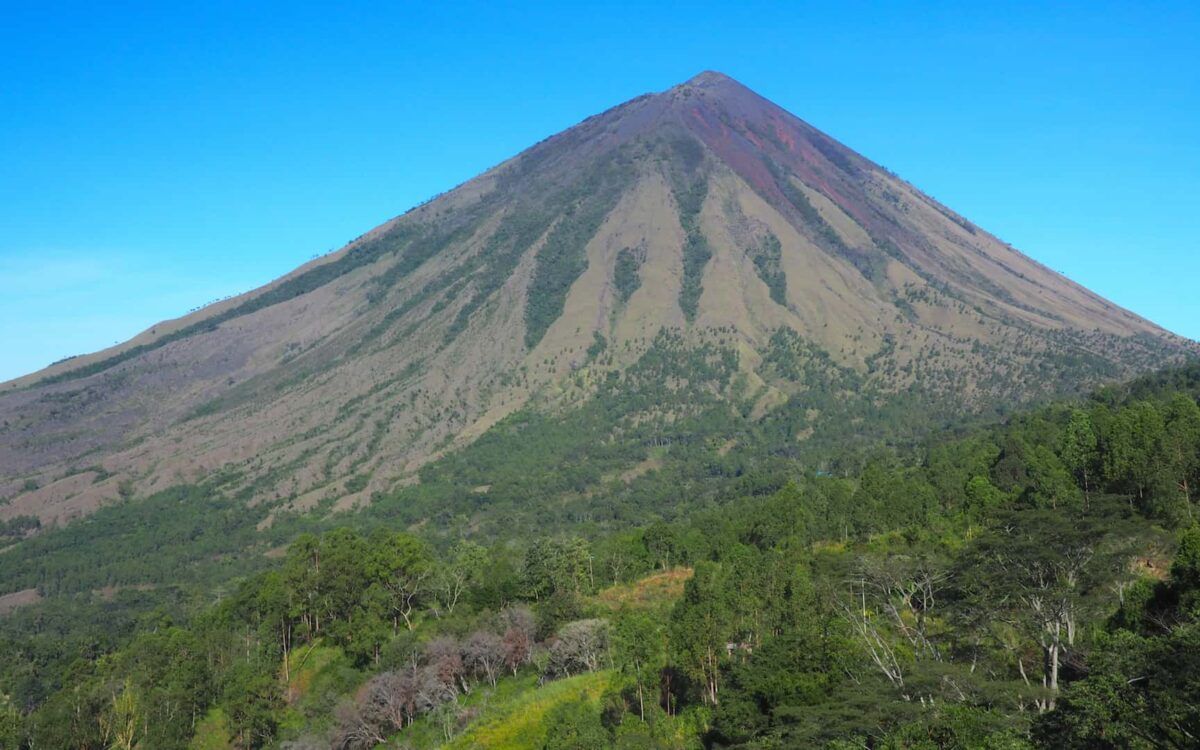 Gunung Innie Ria atau Gunung Inerie, Kabupaten Ngada (carierstory.com)