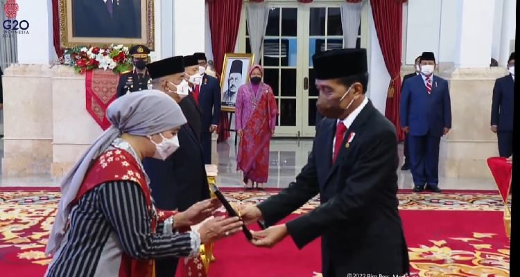 Presiden Joko Widodo memberikan anugerah gelar pahlawan nasional kepada lima tokoh itu yang berperan dalam memperjuangkan kemerdekaan Indonesia, Senin (7/11/2025) (Tangkapan layar YouTube Biro Pers dan Kesekretariatan Presiden)