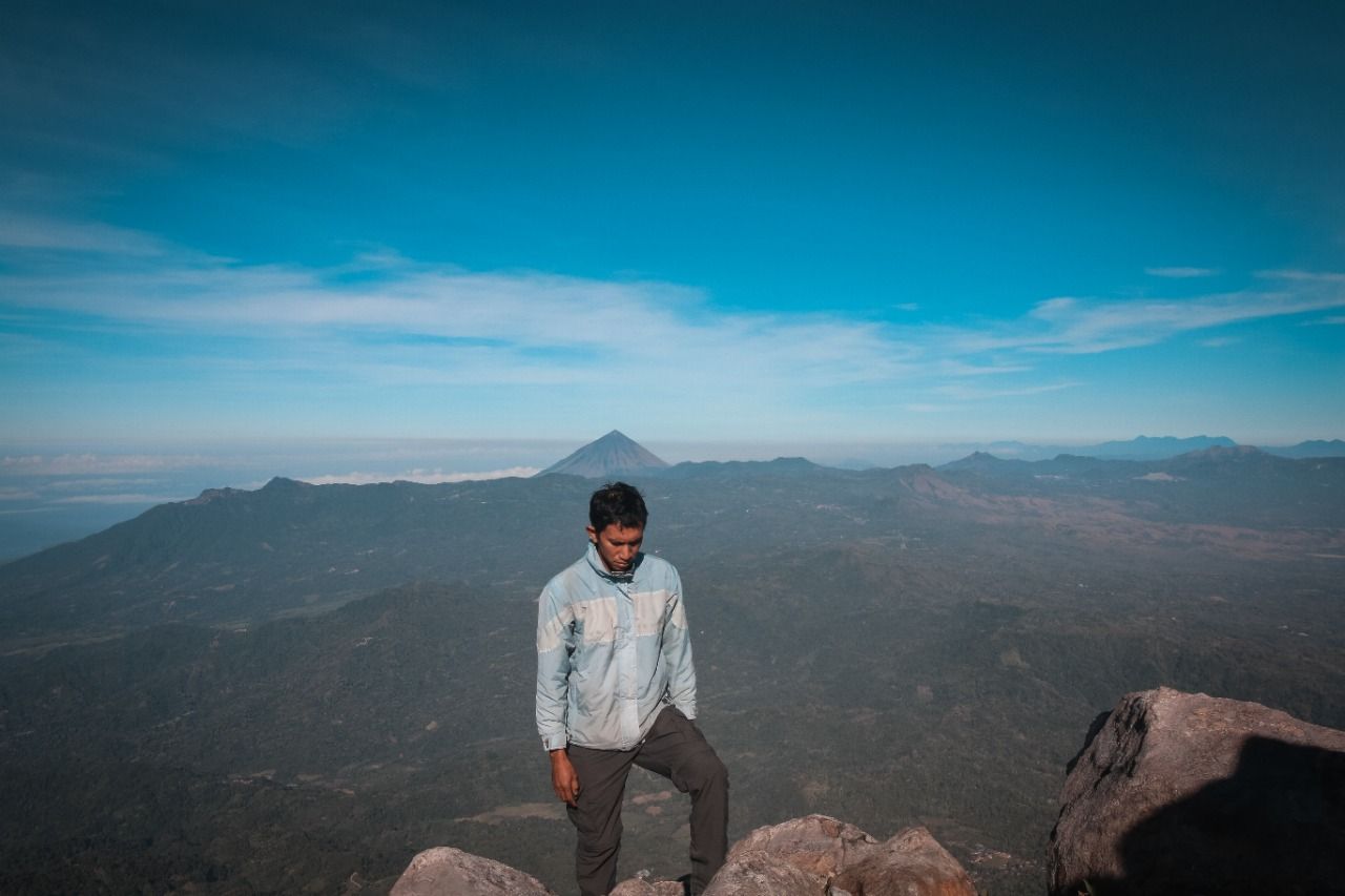 Salah satu puncak gunung terbaik di NTT. Pasangan asmara yang tiba di puncak gunung ini akan langgeng selamanya, jangan main-main.