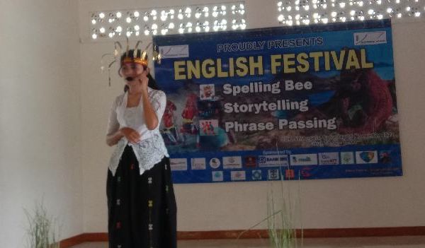Salah satu peserta English Festival yang digelar PKBM Bombong Ntala Manggarai Barat di Labuan Bajo, Sabtu (5/11/2025). (KLIKLABUANBAJO)